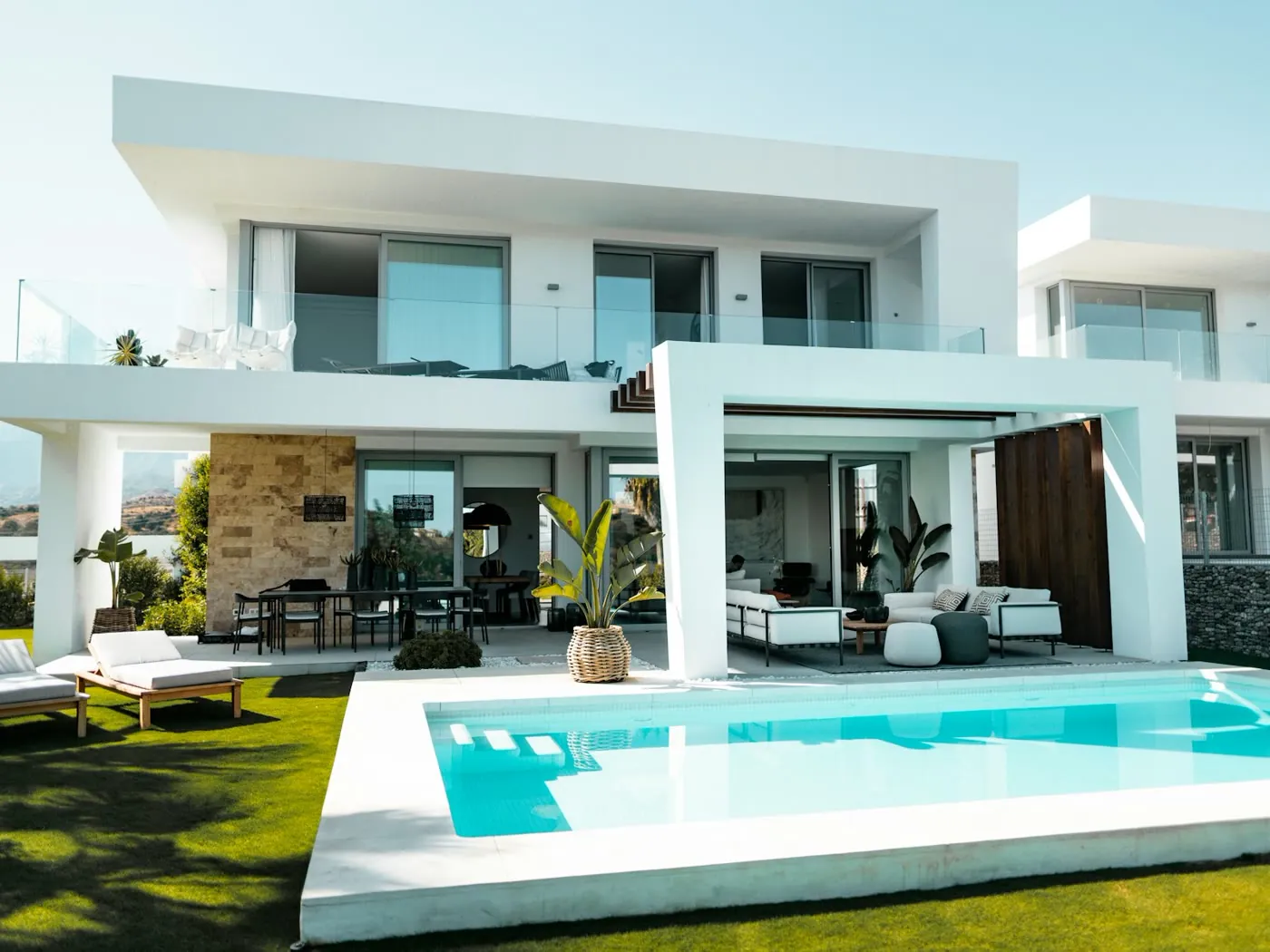 Villa moderne aux façades blanches après isolation thermique par l'extérieur, région de Nyon