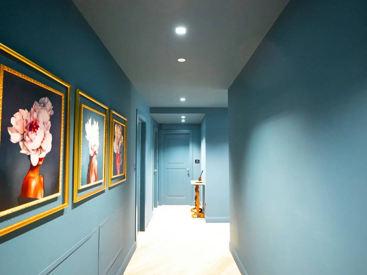 Couloir repeint en bleu profond, peinture intérieure à Nyon