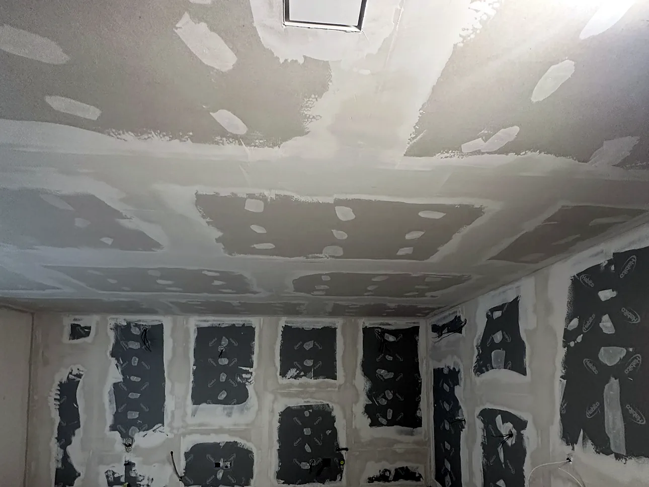 Plafond et murs en plaques de plâtre avec joints enduits avant finition – plâtrerie à Nyon